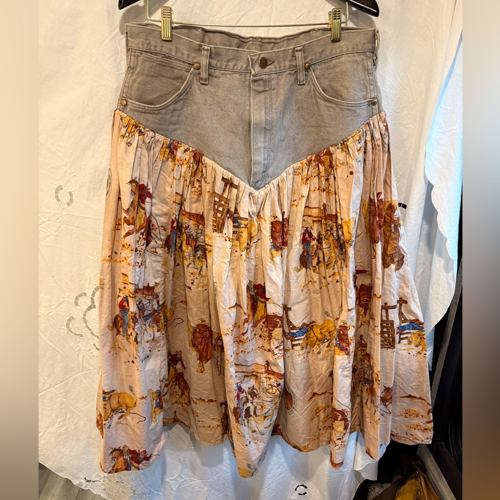 Wrangler Two-Tone Western Print A-Line Skirt in Light Gray and Cream